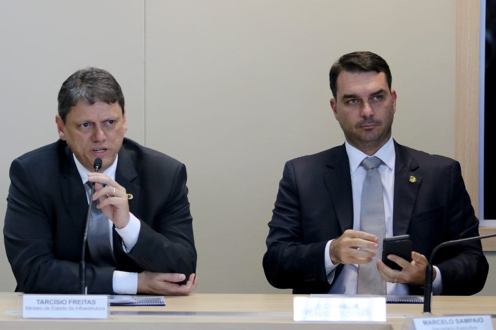 Bolsonaro deve pedir a Tarcísio de Freitas ‘apoio explicito’ a Flávio