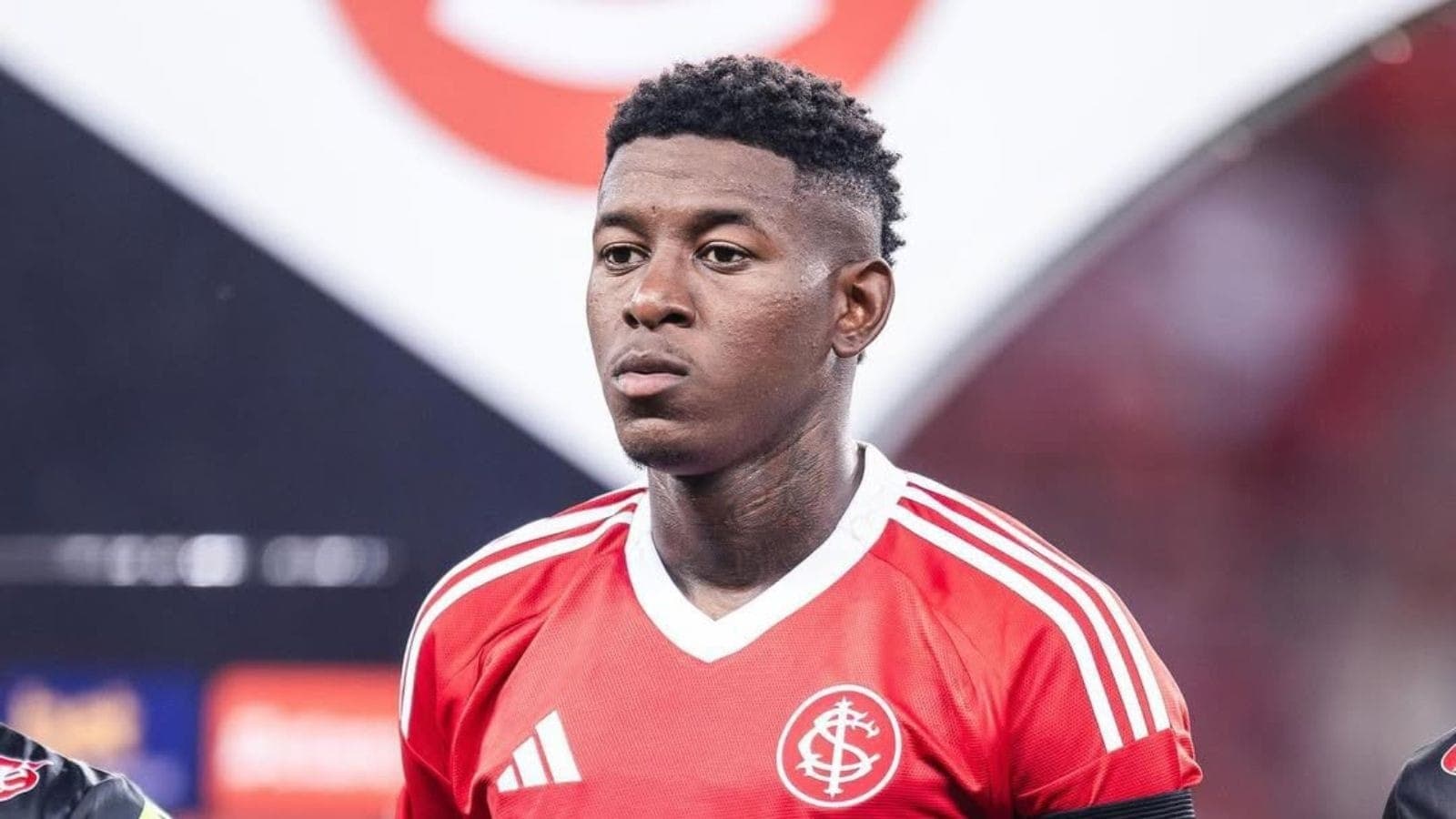 Cruzeiro encaminha contratação do zagueiro Vitão, do Internacional