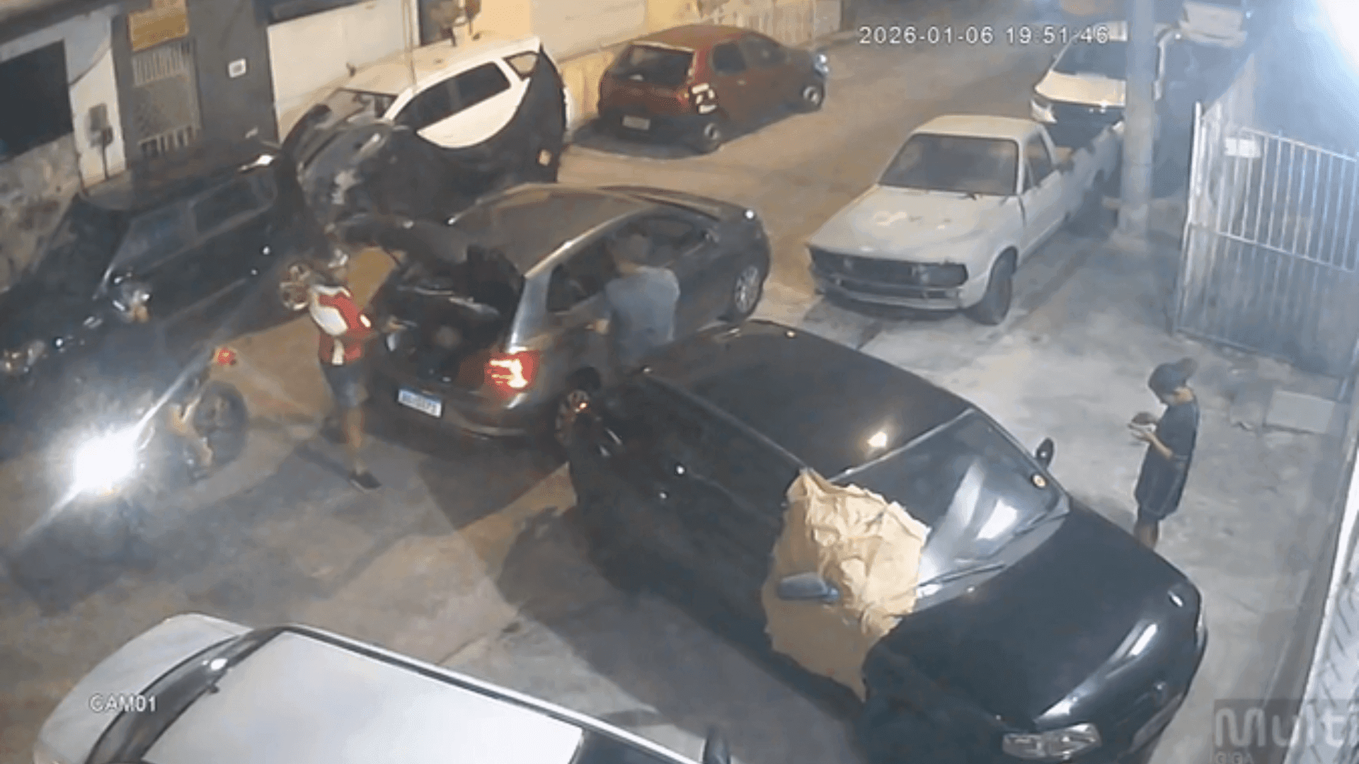 Câmeras flagram assalto a homem na porta de casa em Nova Iguaçu