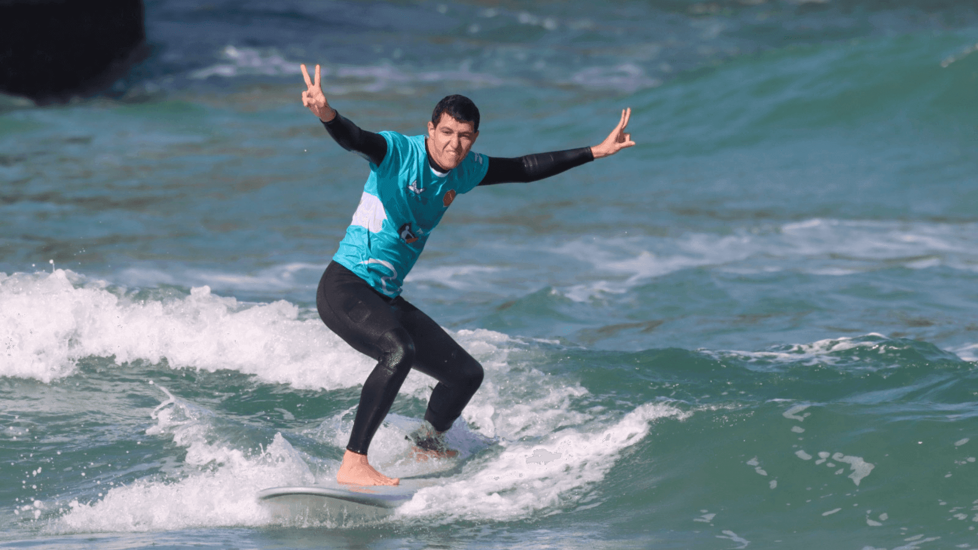 Projeto Parasurf promove esporte e acessibilidade na Praia da Barra