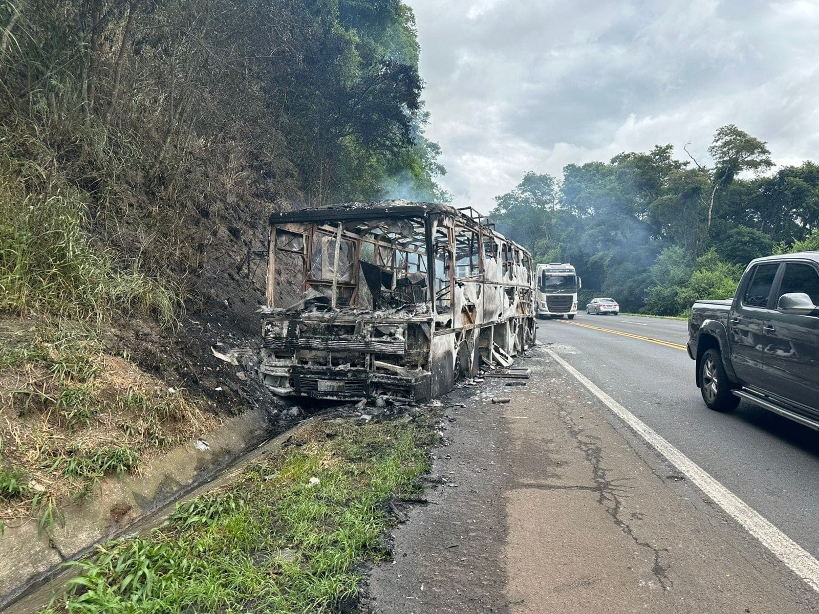 Incêndio atinge motorhome na BR-376, em Ortigueira