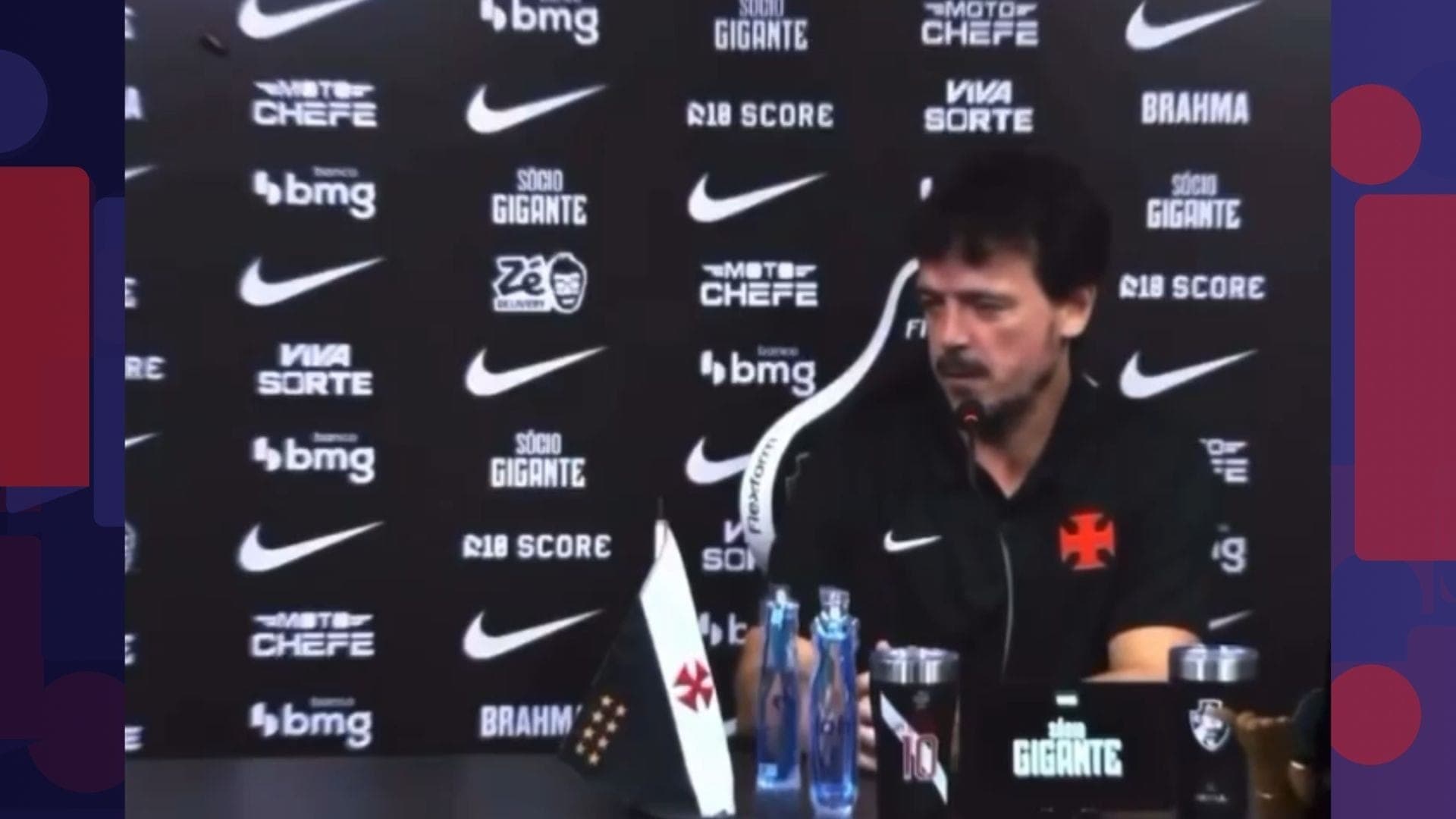 Barata chama atenção durante coletiva do Vasco