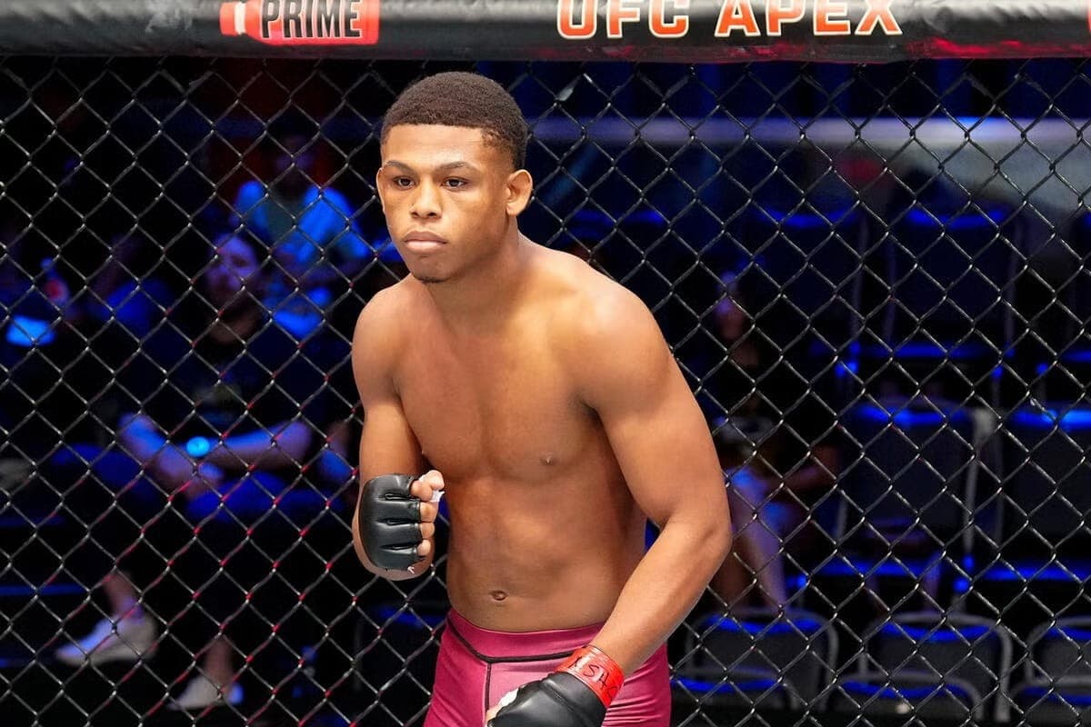 Lutador do UFC desmaia e cai de cara no chão após pesagem; assista