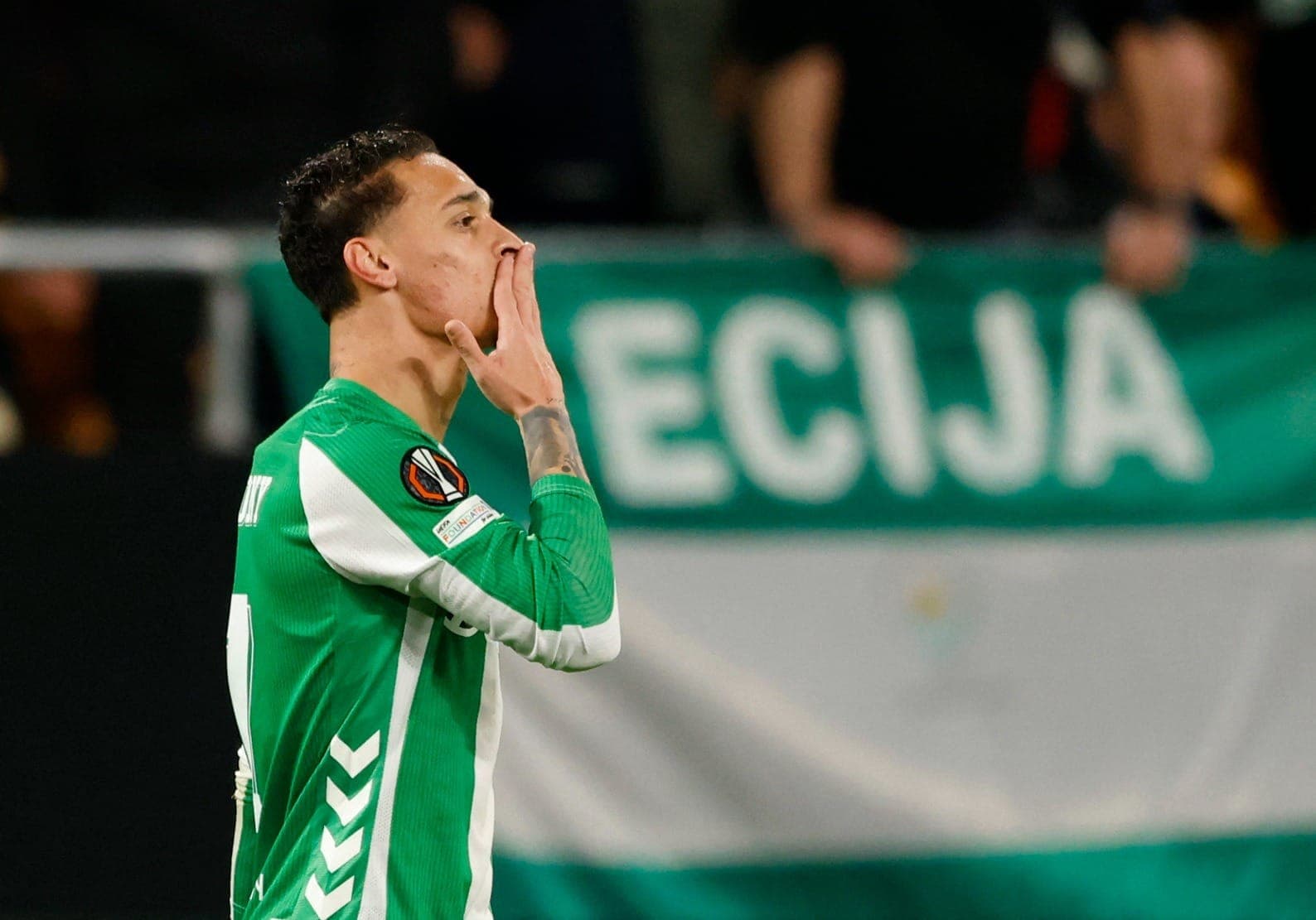Antony é destaque na Liga Europa com golaço e assistência; assista