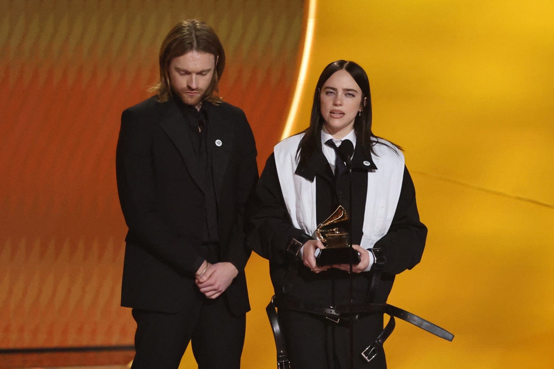 “Ninguém é ilegal em terra roubada”, diz Billie Eilish em crítica ao ICE