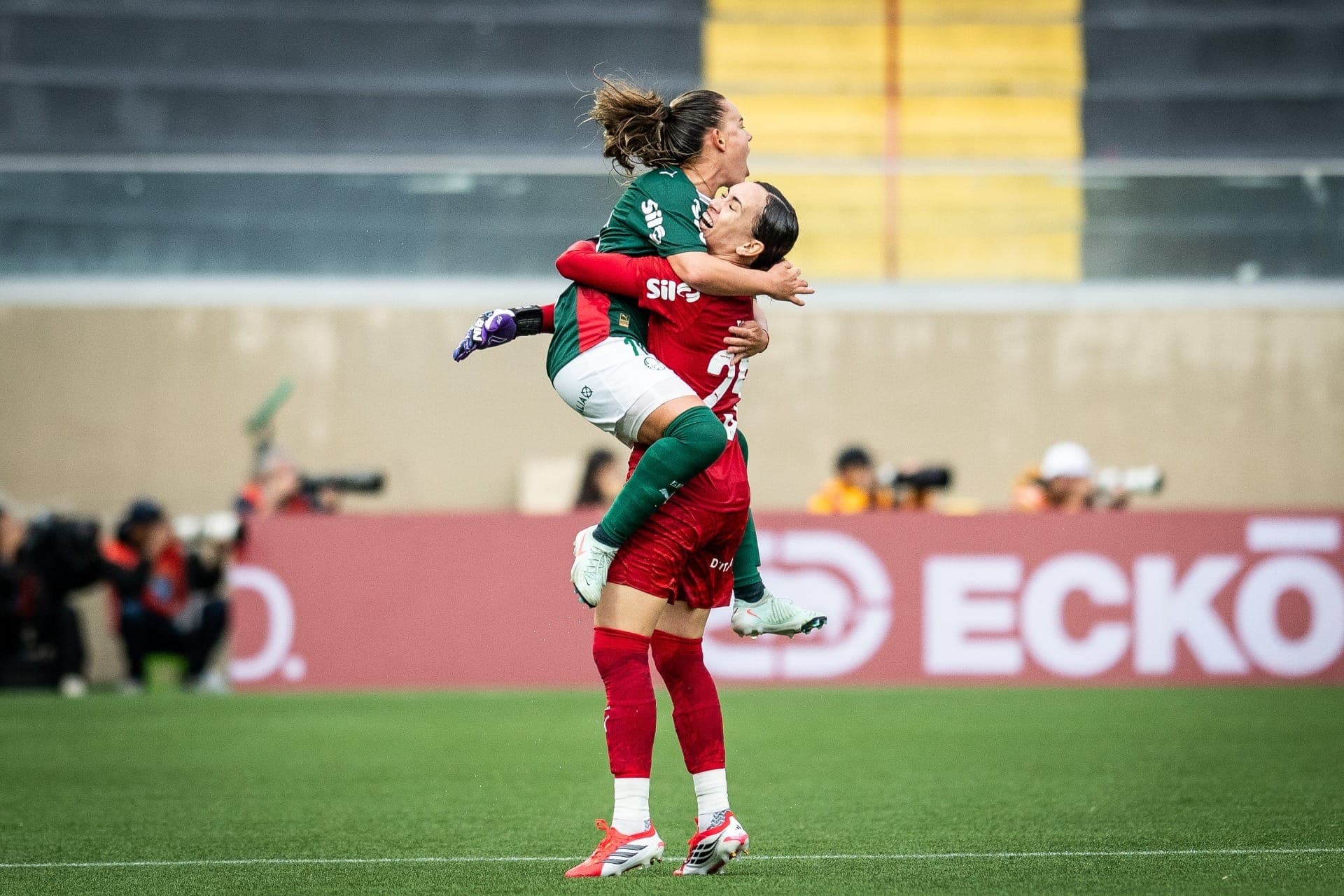 Palmeiras derrota Corinthians nos pênaltis e vence Supercopa feminina