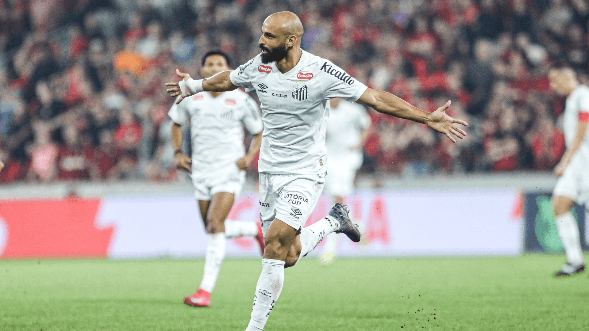 Santos enfrenta o Athletico-PR para se afastar do Z4 do Brasileirão