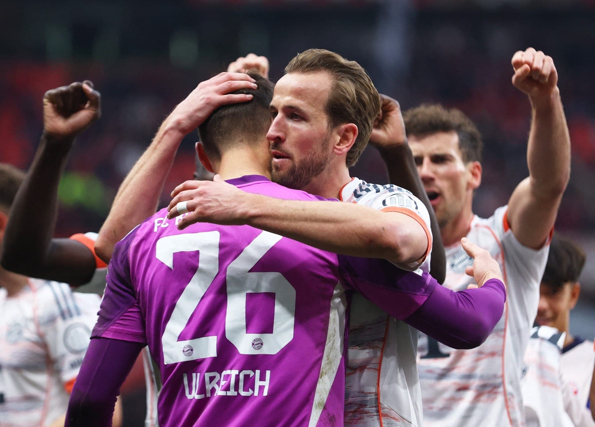 Com dois a menos, Bayern empata com Leverkusen e segue líder do Alemão