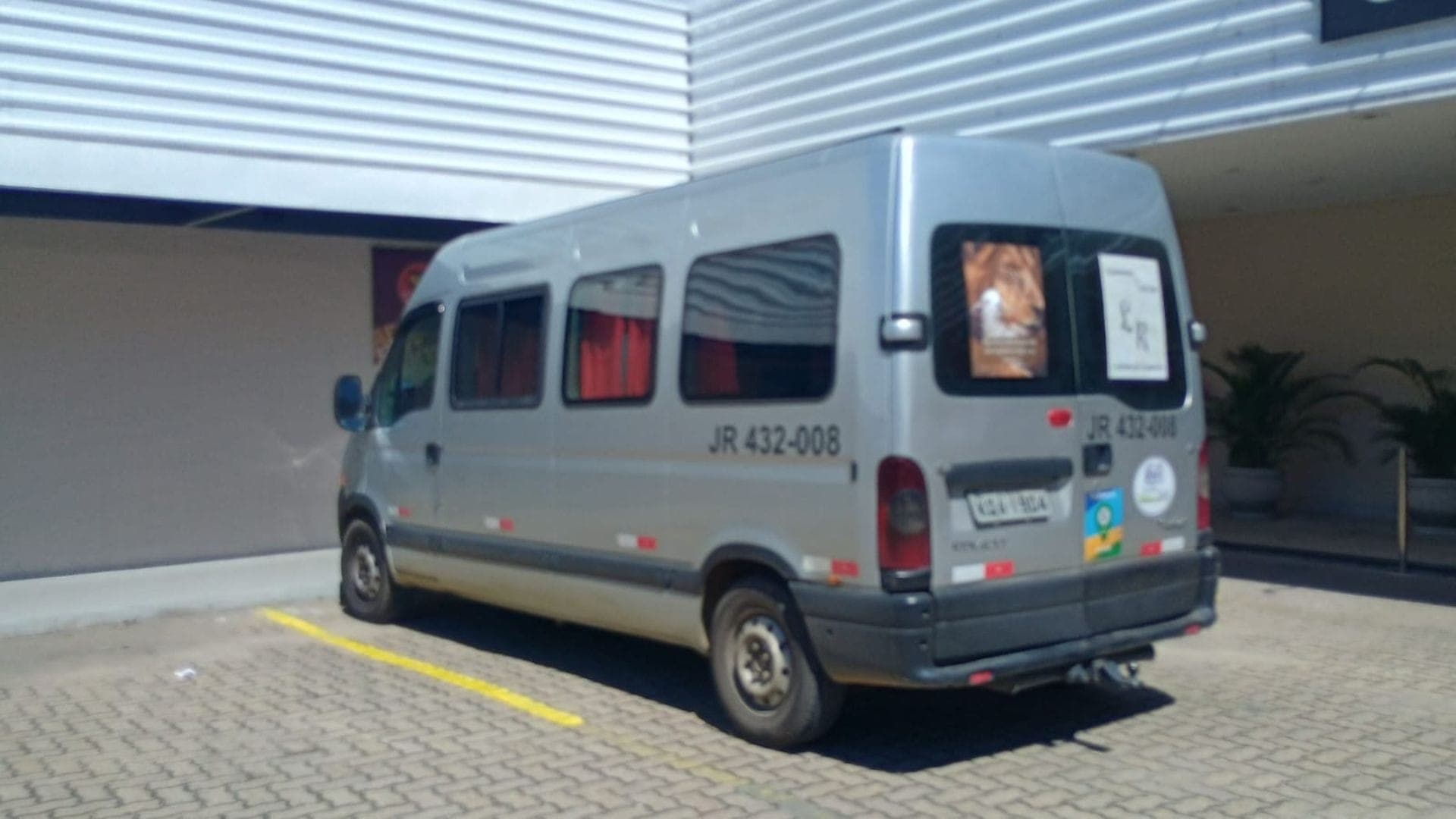 Criança é resgatada após ser esquecida em van no centro do Rio