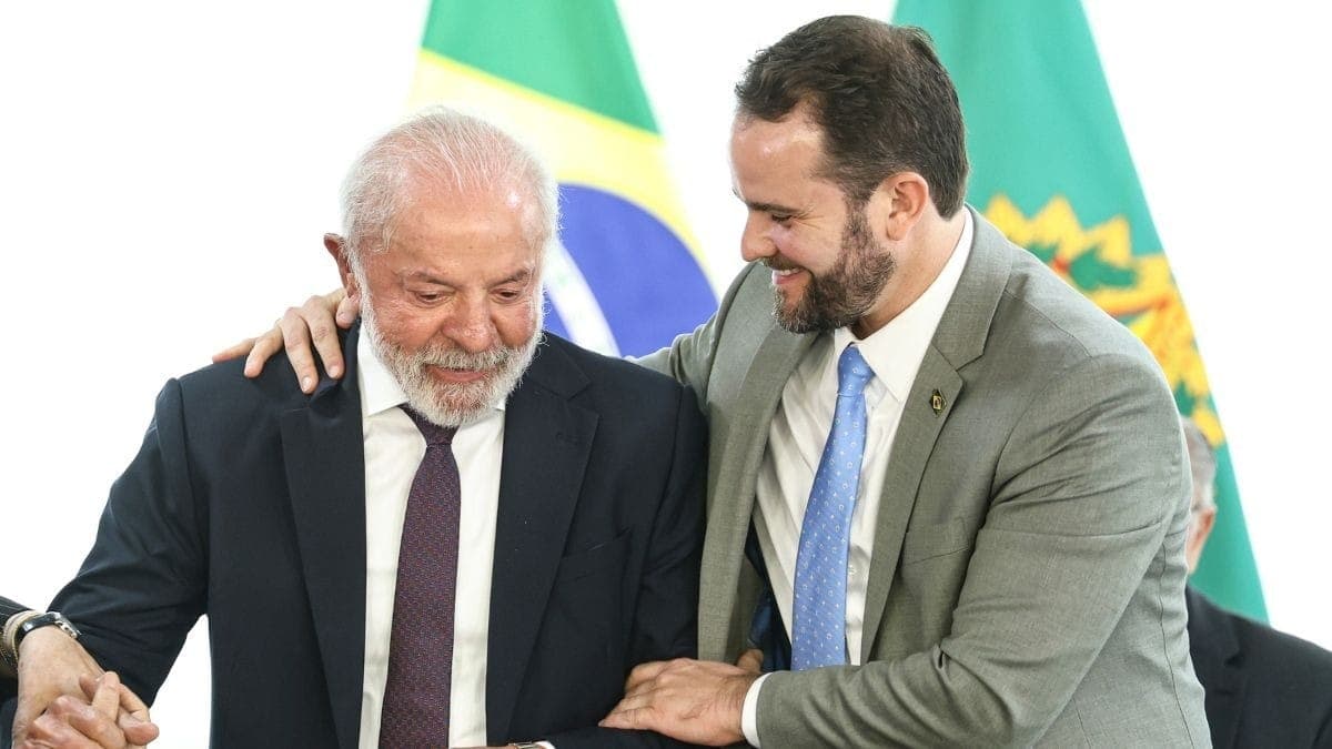 Lula oficializa saída de Haddad da Fazenda; Dario Durigan assume ministério