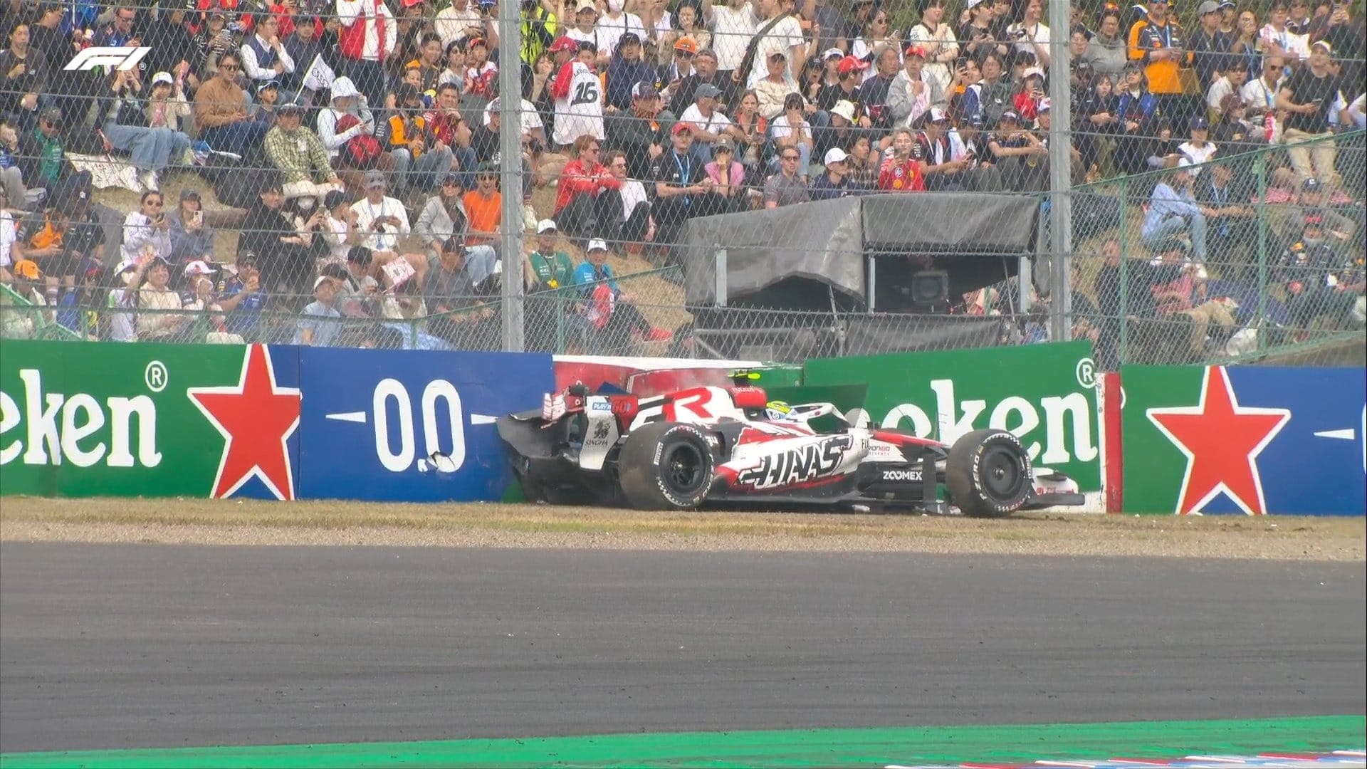 Oliver Bearman bate forte, sai mancando e abandona o GP do Japão