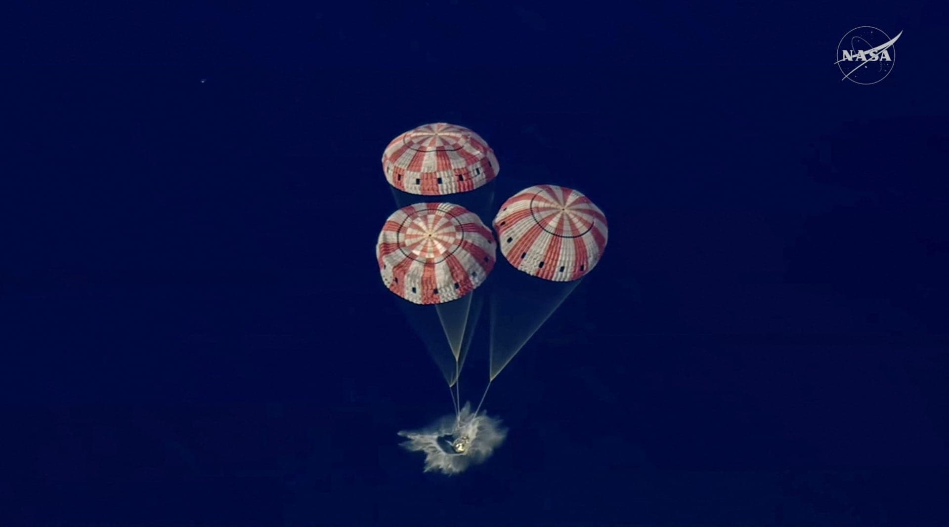 Cápsula da Artemis II pousa no Oceano Pacífico após missão na Lua