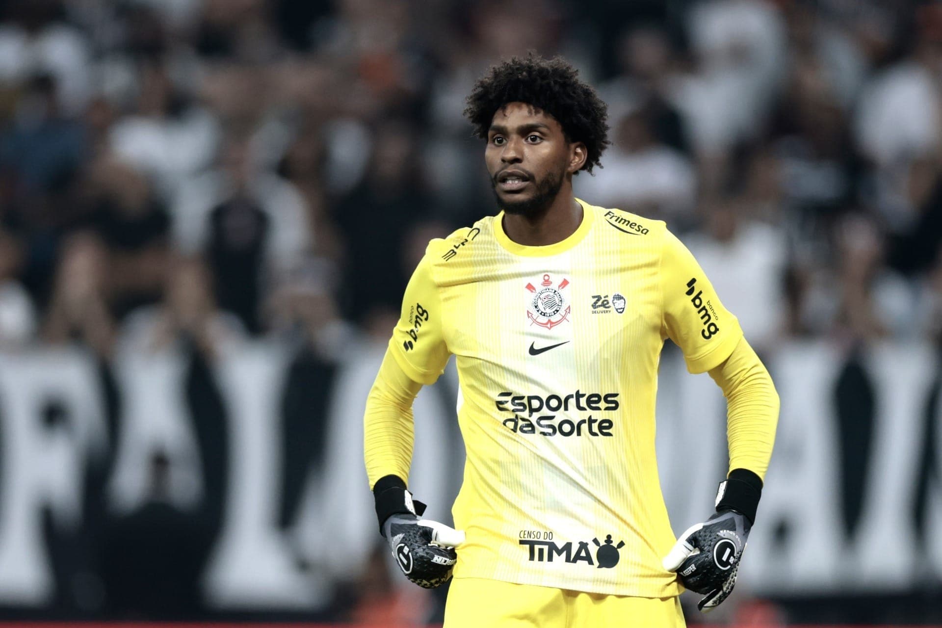 Corinthians repudia racismo contra Hugo Souza e cobrará investigação
