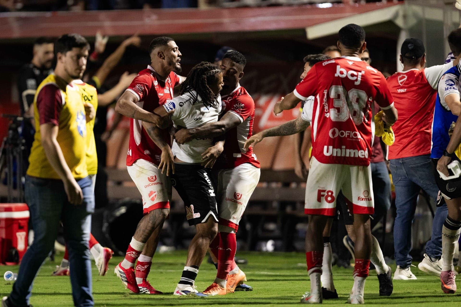 Caos na Série B: Vila x Operário-PR tem agressões e denúncia de racismo