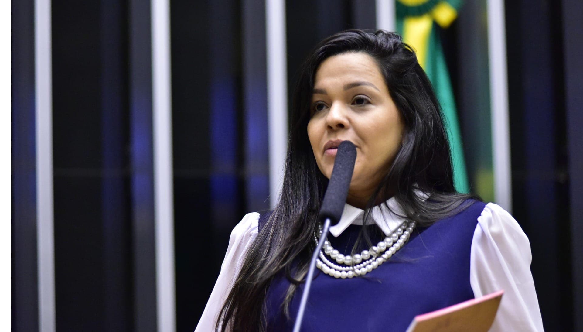 Nome de Priscila Costa volta a ganhar força para vice de Flávio Bolsonaro