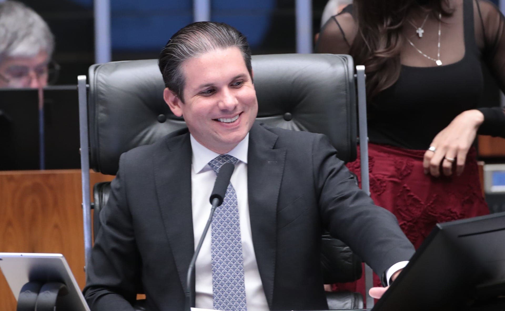 Após Dino pedir explicações, Hugo Motta garante que a Câmara cumpre a lei