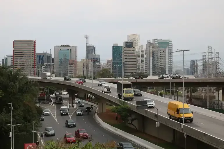 Manutenção provoca bloqueio em ponte da Marginal Pinheiros, em SP