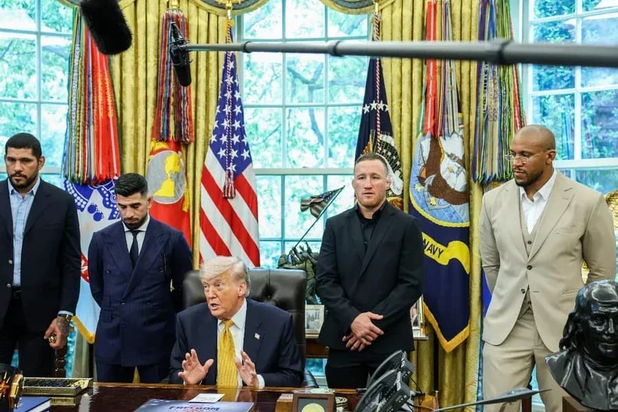 Trump anuncia evento de UFC ao lado do lutador Alex Poatan na Casa Branca