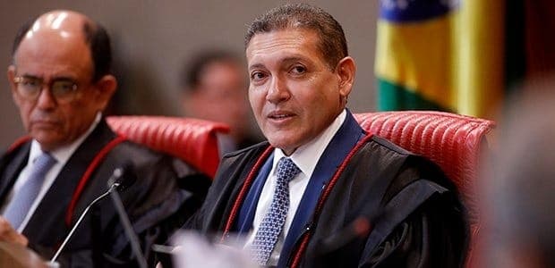 Nunes Marques assume presidência do TSE; veja trajetória do ministro do STF