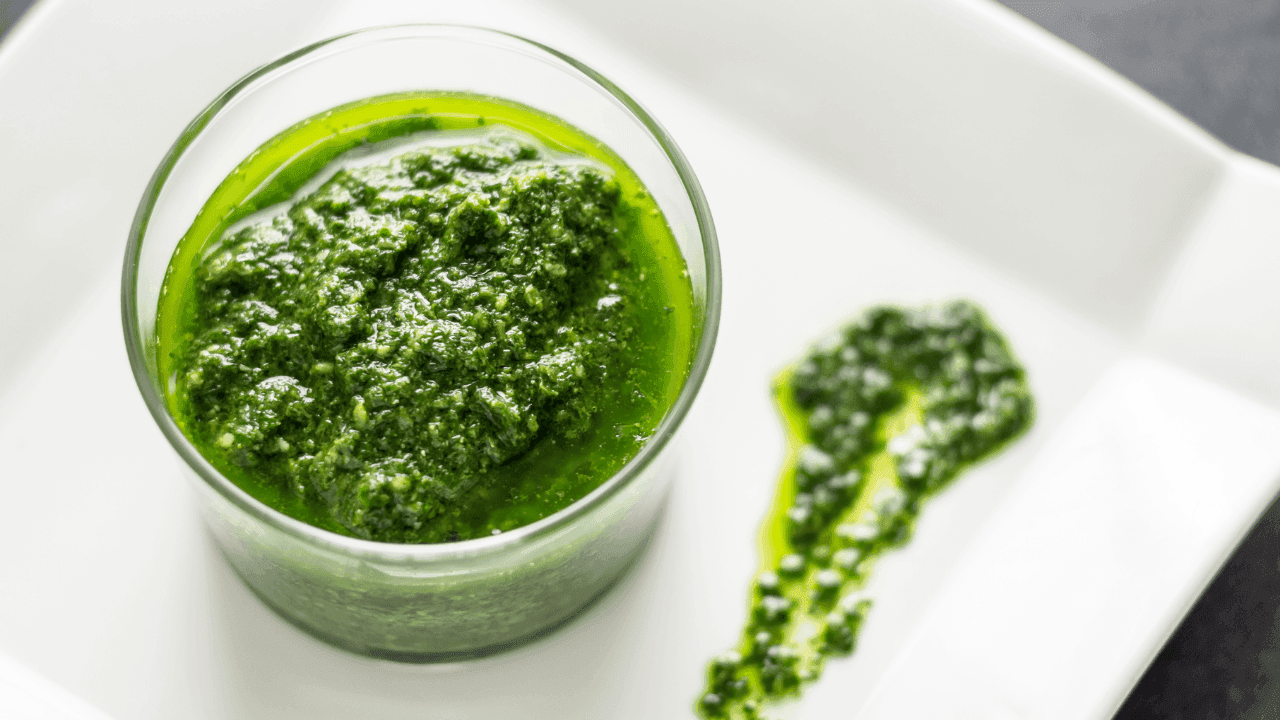 Dá para fazer molho pesto com folha de cenoura; aprenda alternativa esperta