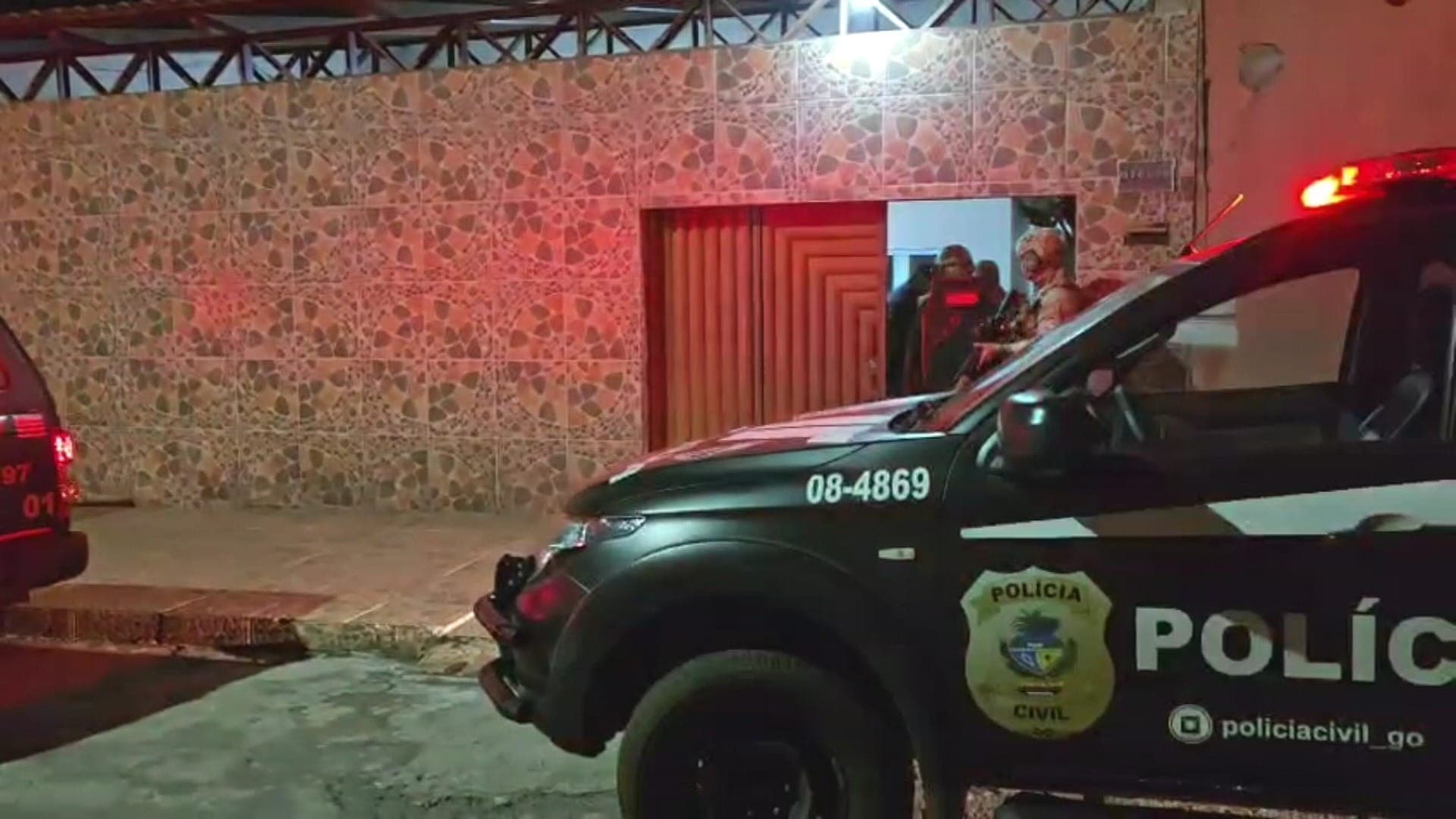 Polícia prende suspeitos de ordenar execução de mulher em Goiânia (GO)