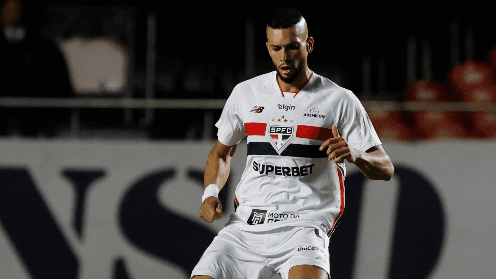 Zagueiro Dória rescinde contrato com o São Paulo após receber ameaças