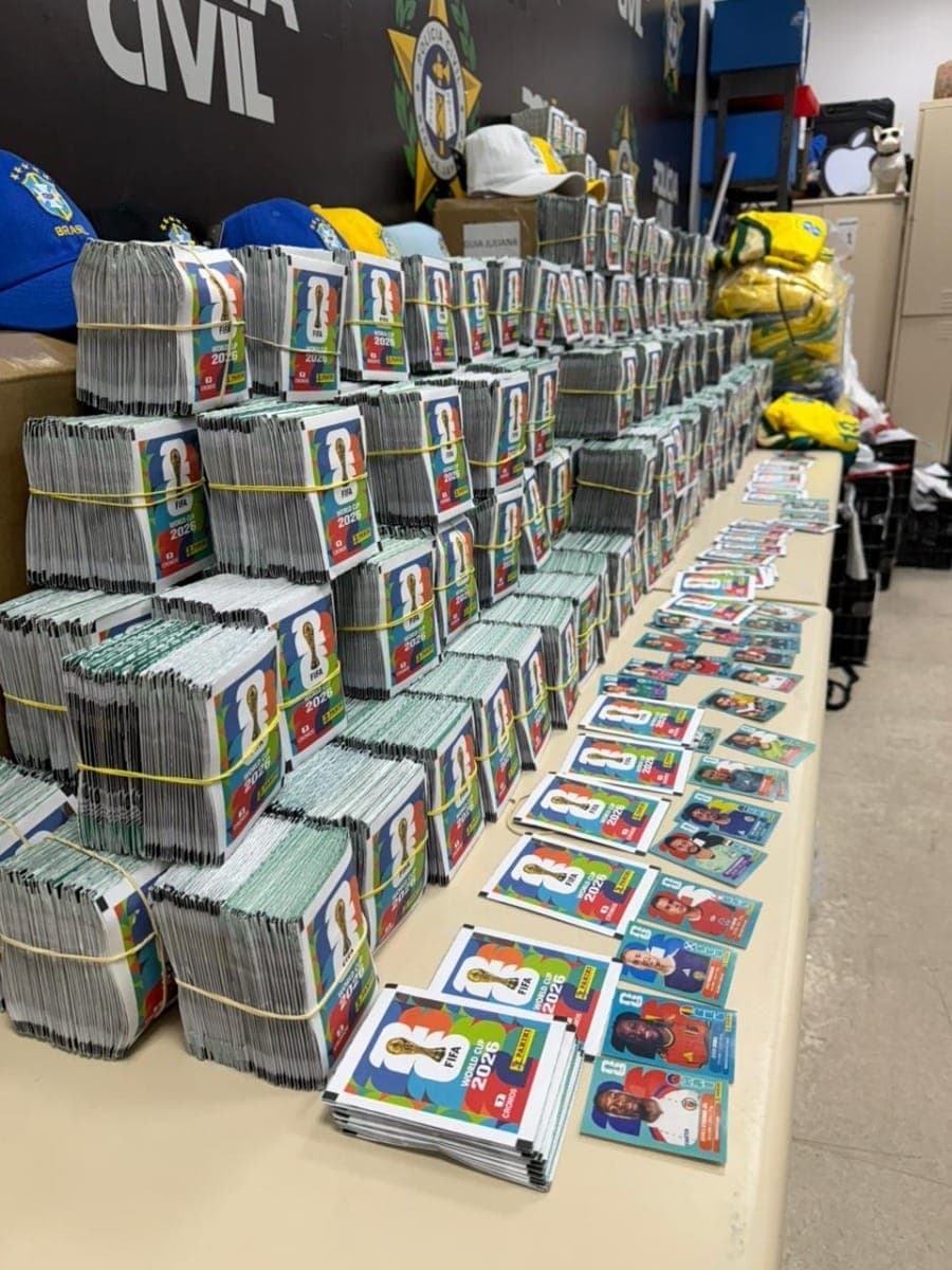 Polícia apreende 200 mil figurinhas falsificadas do álbum da Copa do Mundo