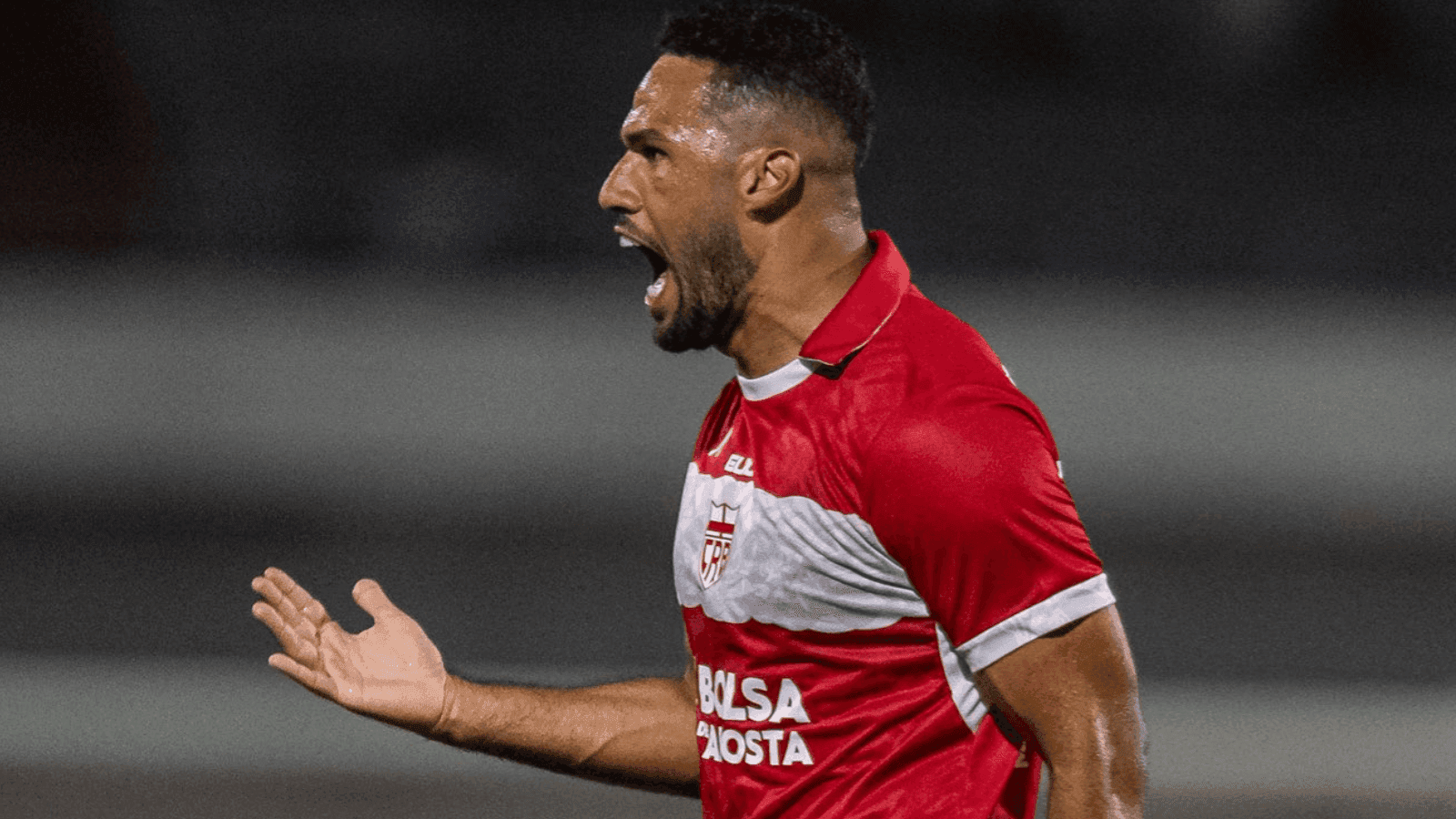 Jogadores se escondem atrás de placa para não receberem cartão; assista