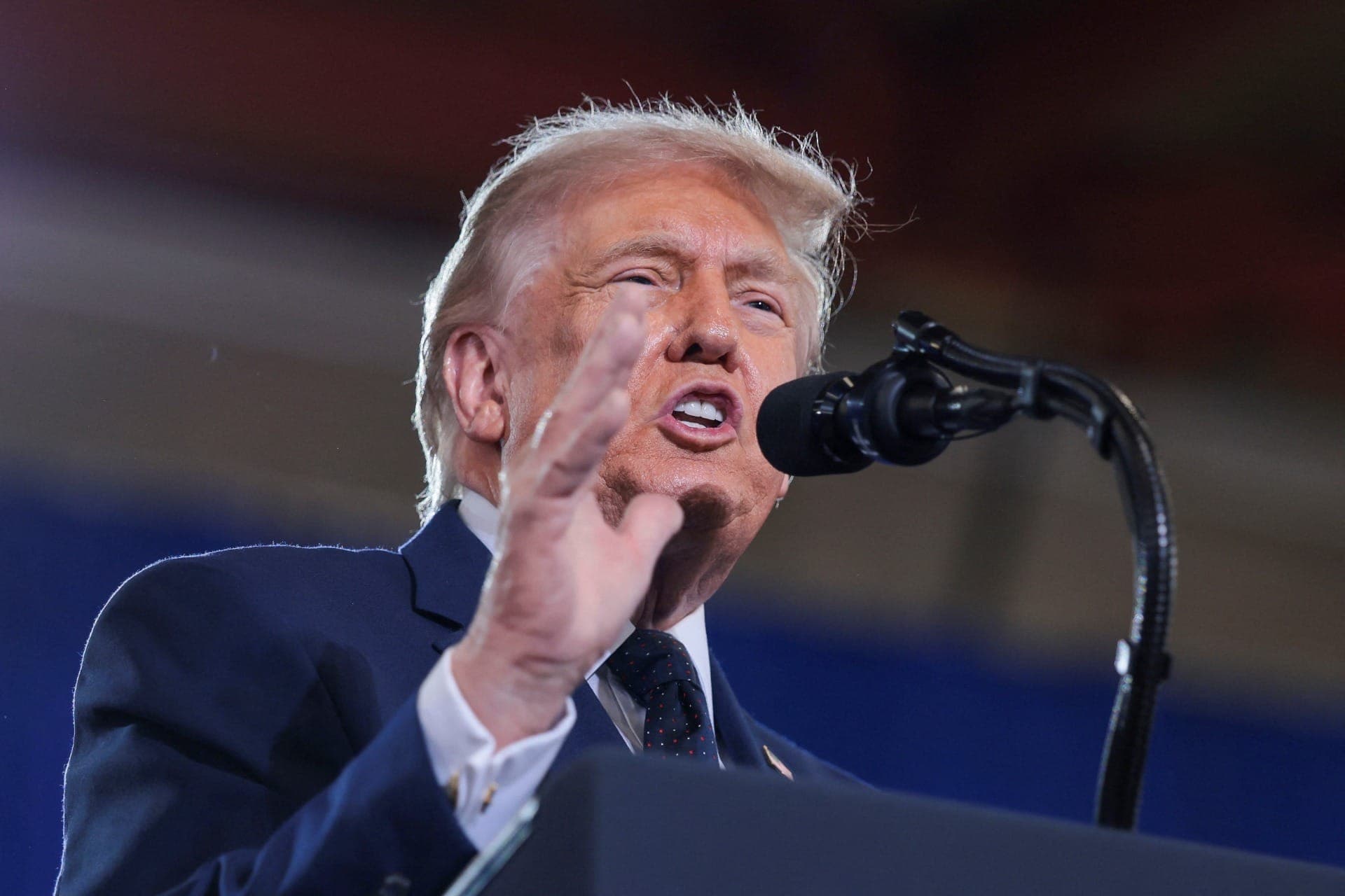 Juíza volta a travar ordem de Trump para limitar voto por correio