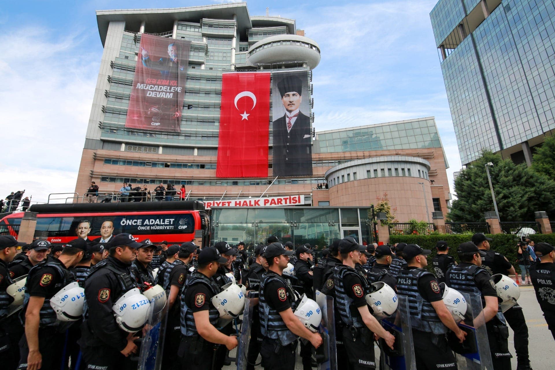 Impasse na Turquia: polícia invade sede do principal partido da oposição