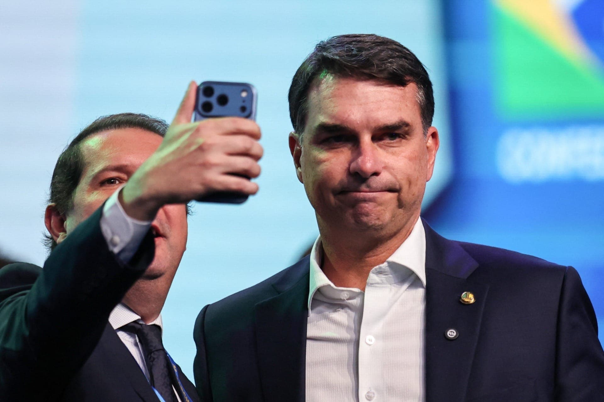 Nunes Marques manda retirar do ar vídeo que associa Flávio Bolsonaro ao PCC