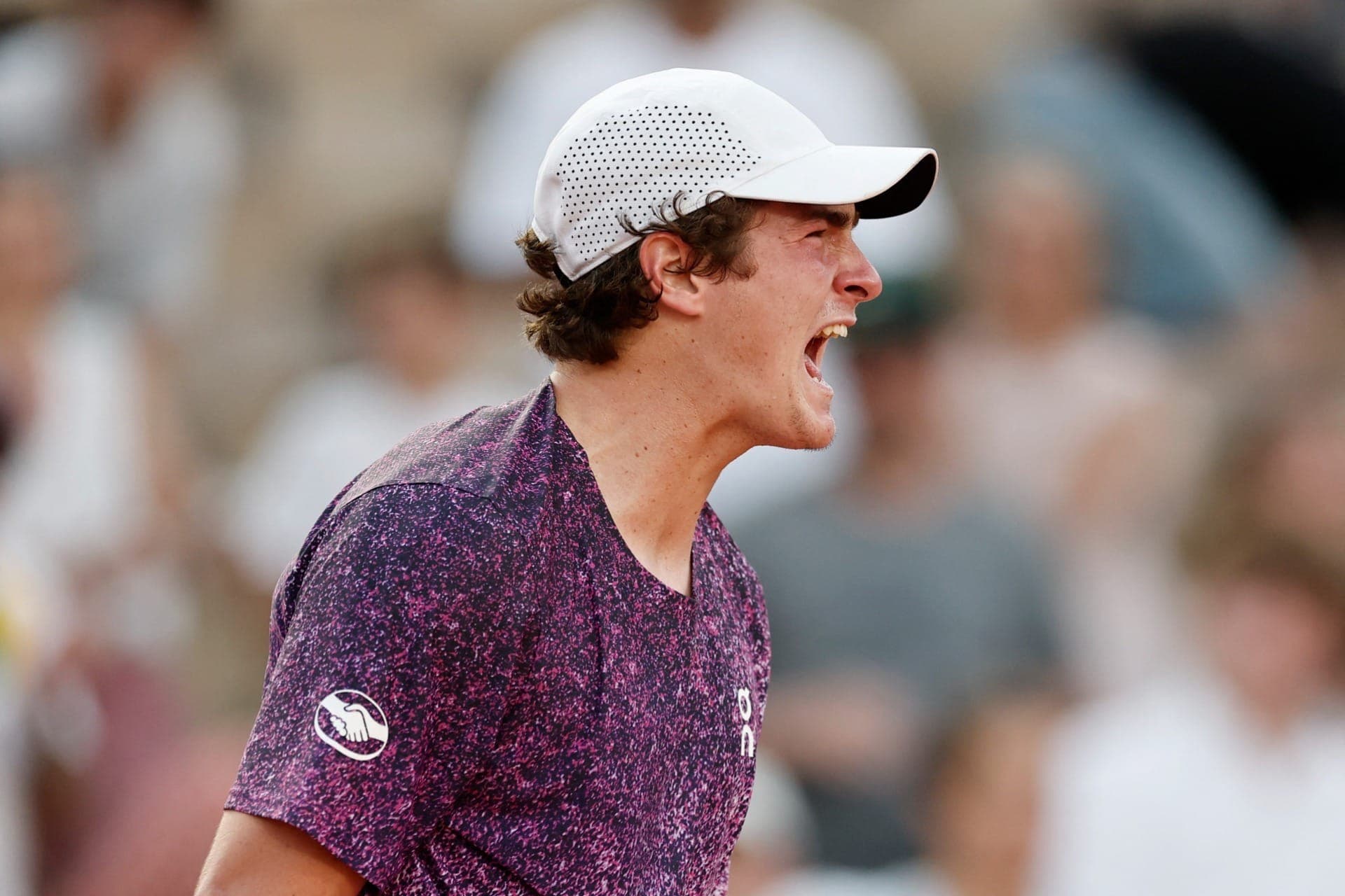 João Fonseca busca virada histórica e pega Novak Djokovic em Roland Garros