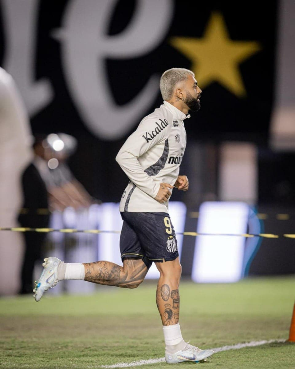 Gabigol é expulso por gesto obsceno após fazer o 98º gol pelo Santos