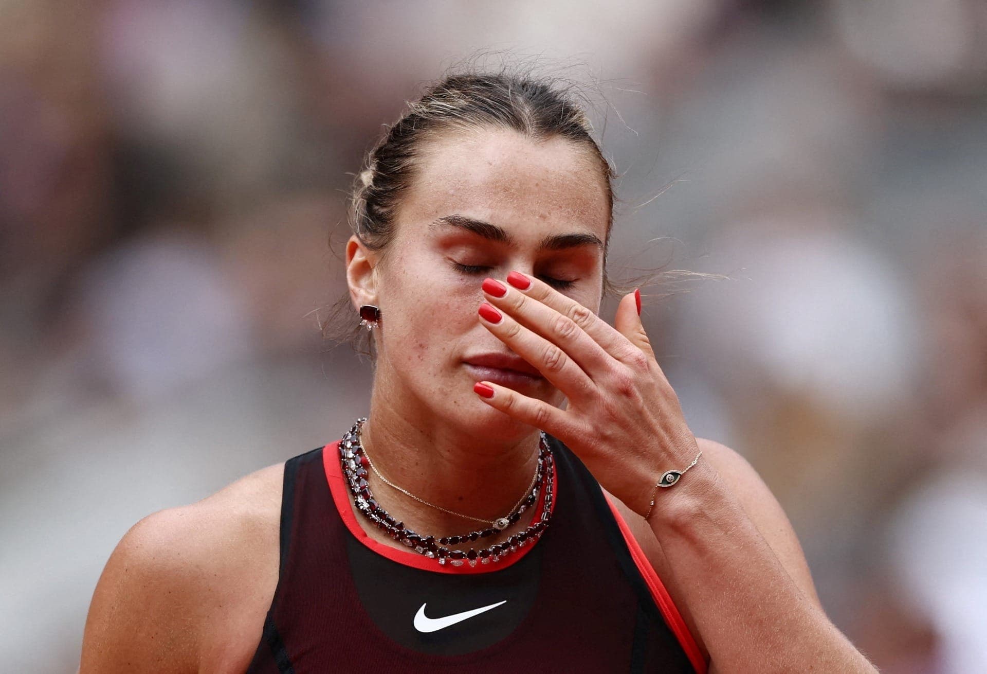 Sabalenka sofre virada, leva pneu e está fora de Roland Garros