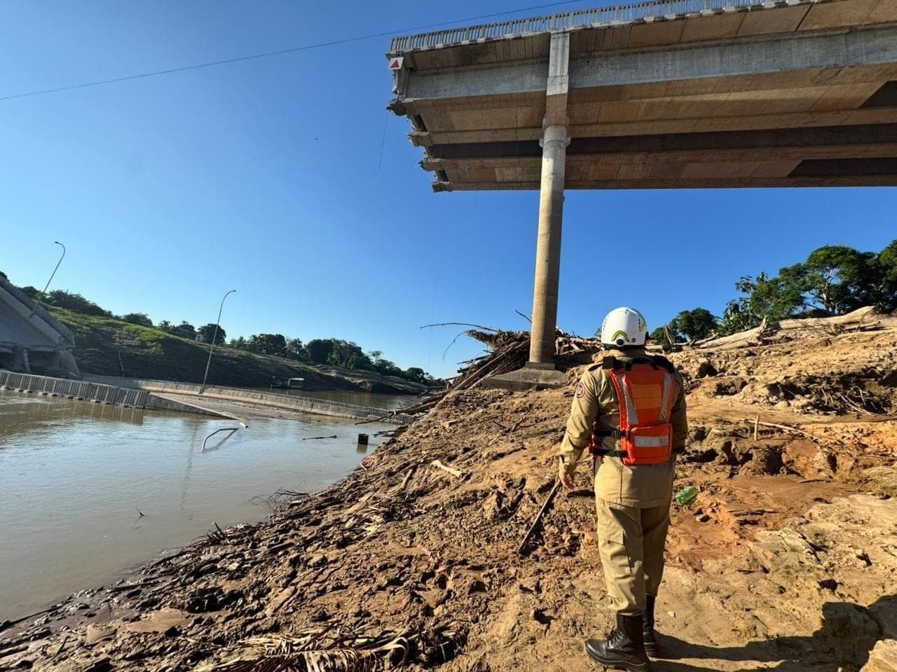 Corpo de Bombeiros suspende navegação no Rio Iaco após queda de ponte