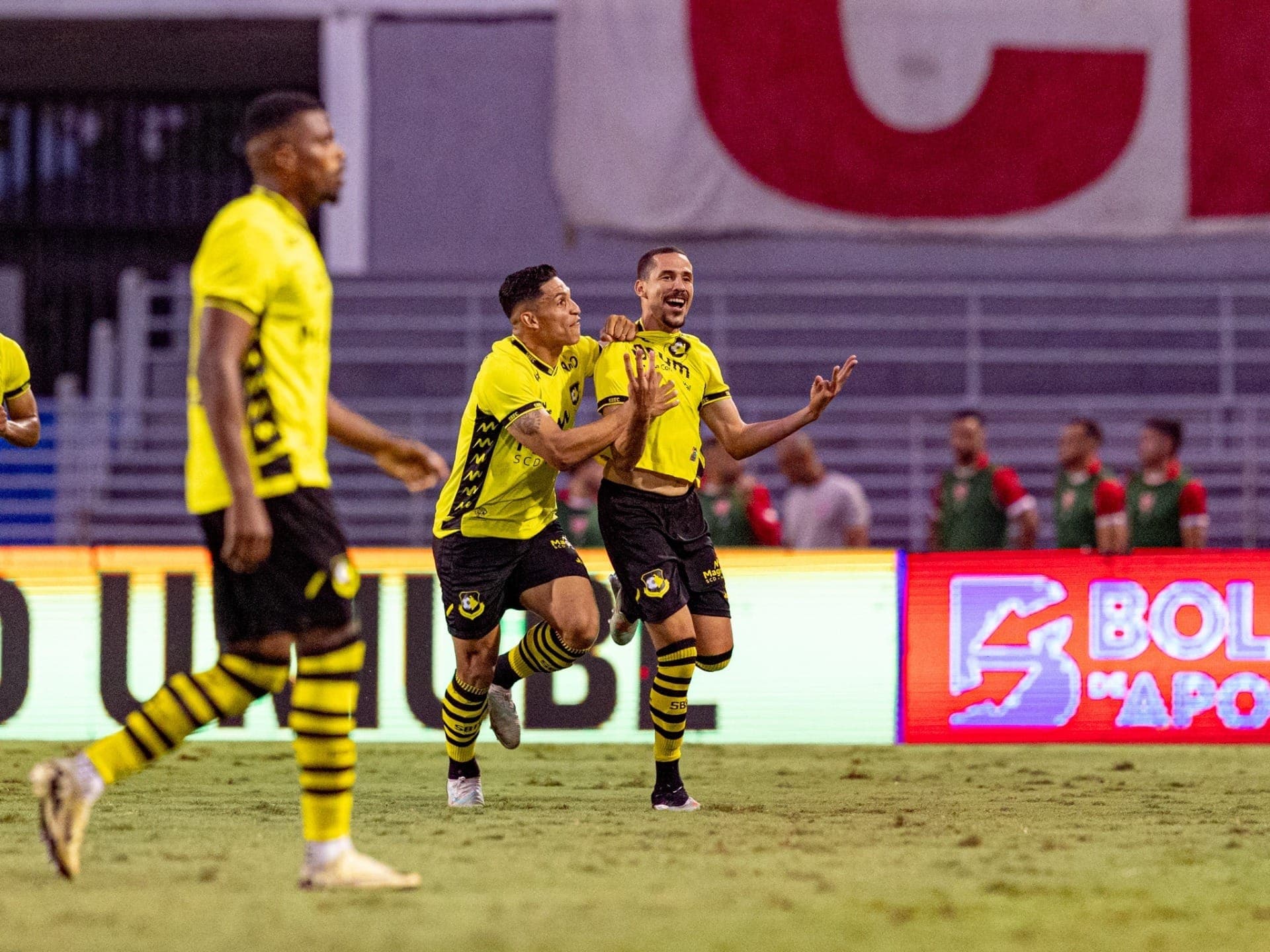 Novo líder da Série B faz 3 gols, vence e tem o melhor ataque