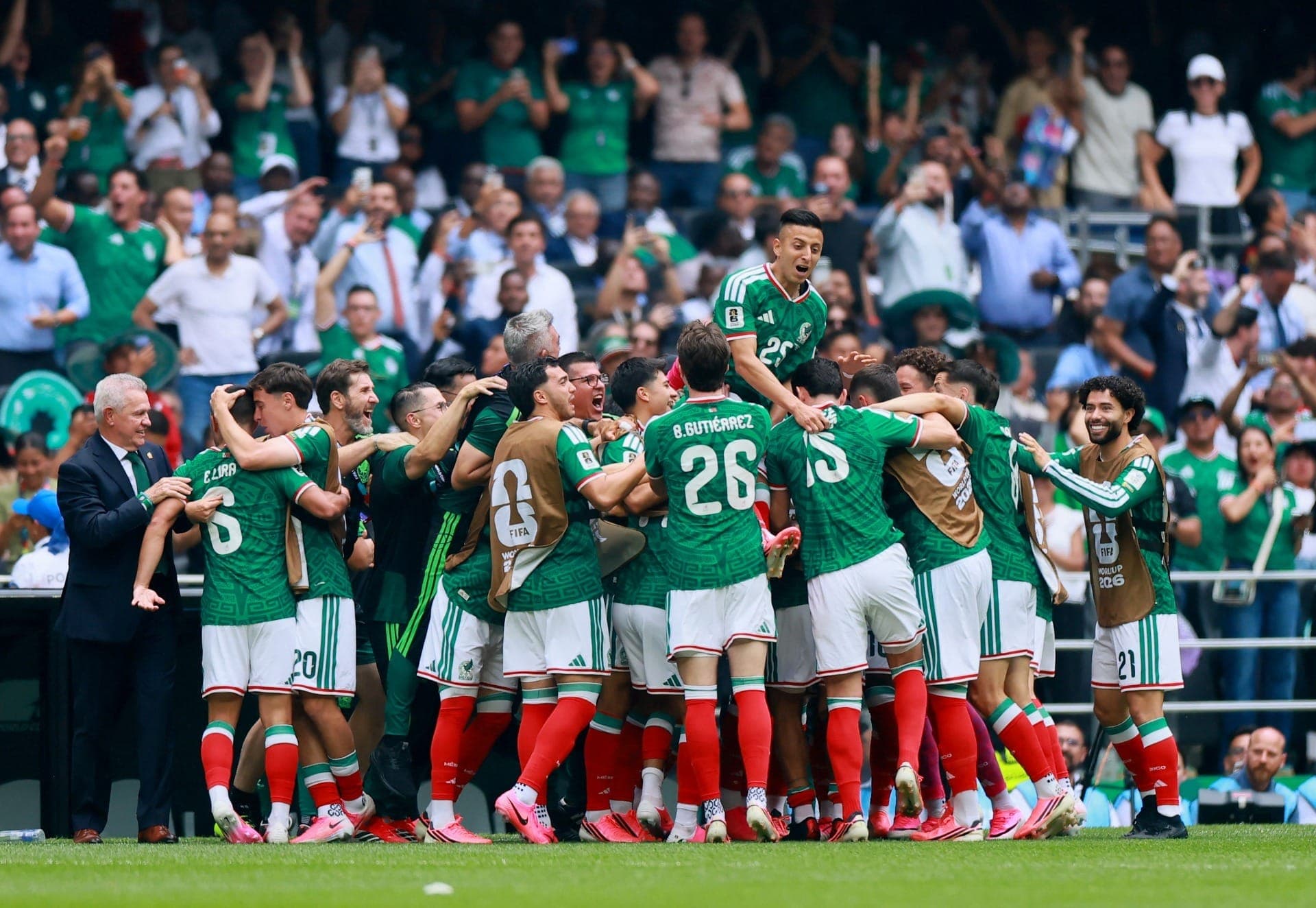 México estreia com vitória sobre África do Sul em jogo com três expulsões