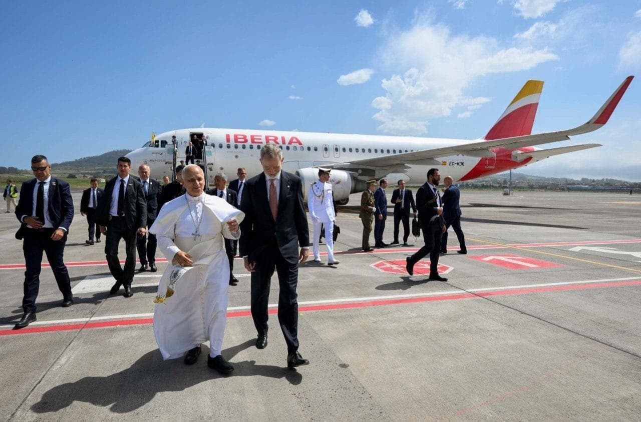 Falha em avião faz papa voltar a Roma em aeronave do rei da Espanha
