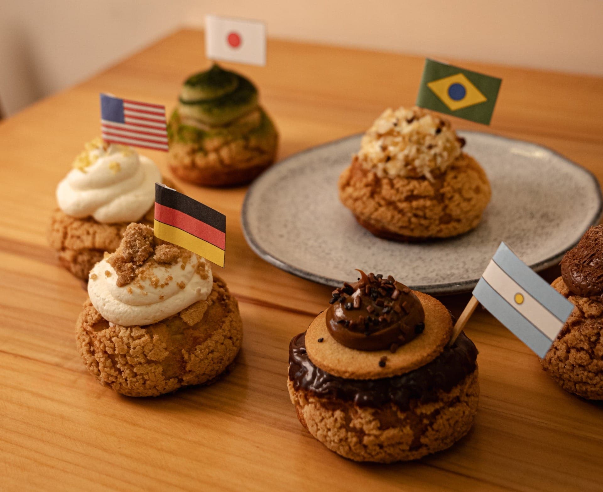 César Yukio, campeão do MasterChef Confeitaria, lança doces para a Copa