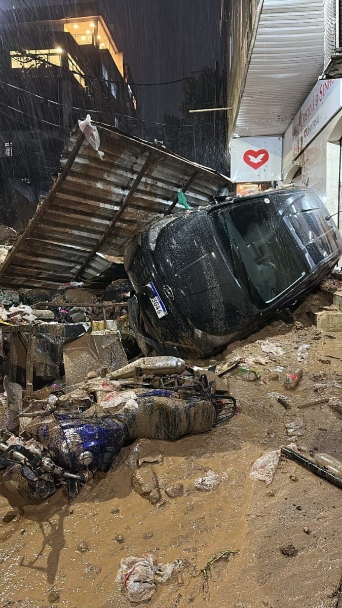 Barranco desaba na Rocinha após fortes chuvas no Rio
