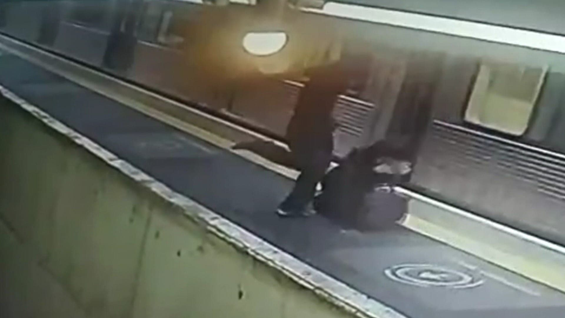 Homem agride mulher em estação de metrô na Zona Norte de São Paulo