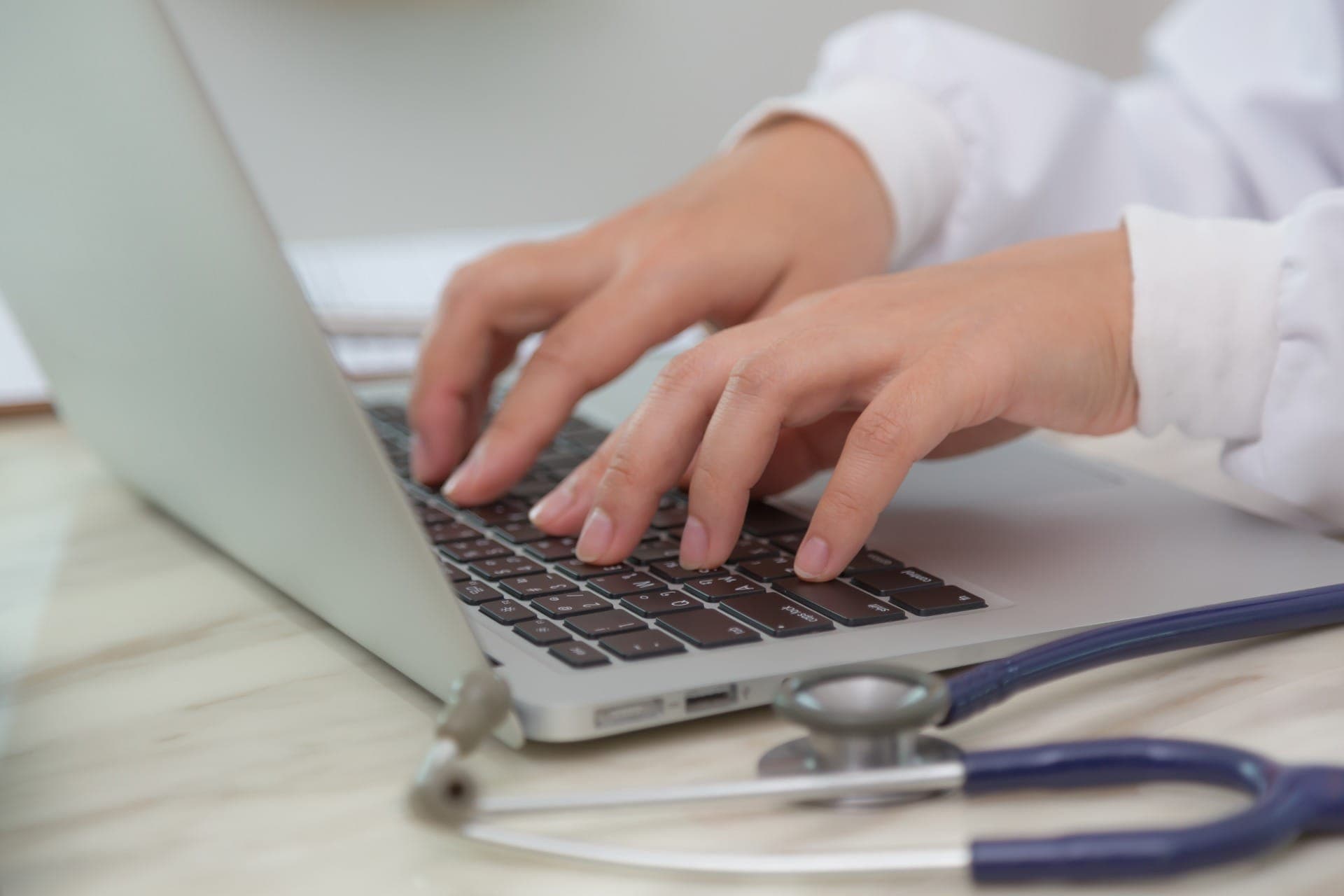 Telemedicina amplia acesso, mas expõe desafios na prática médica