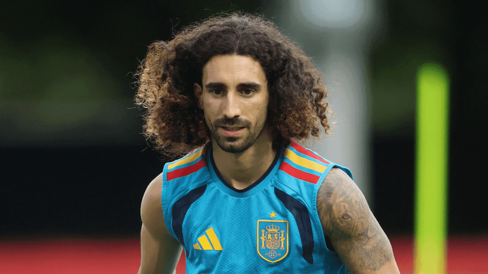 Cucurella cumpre promessa e tatua rosto de técnico da Espanha; veja