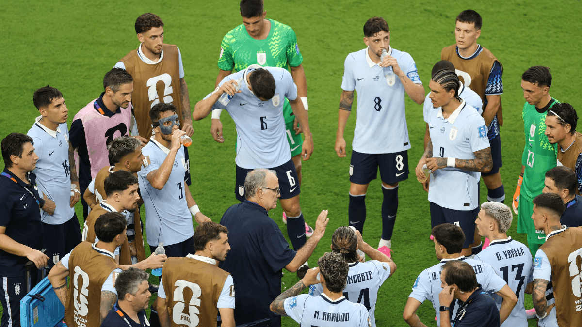 Bielsa fala em possível saída do Uruguai e explica má relação com jogadores
