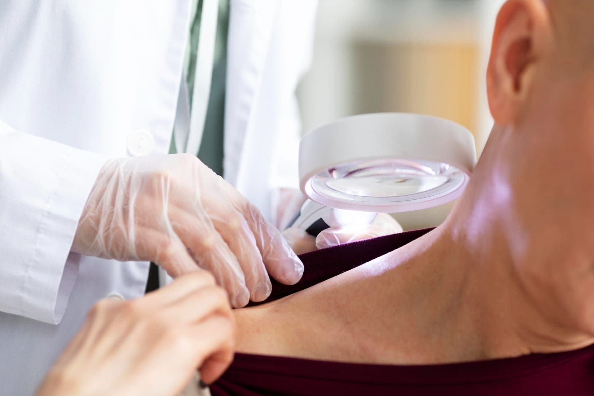 Dermatologia: como é a carreira do médico que trata pele, cabelos e unhas