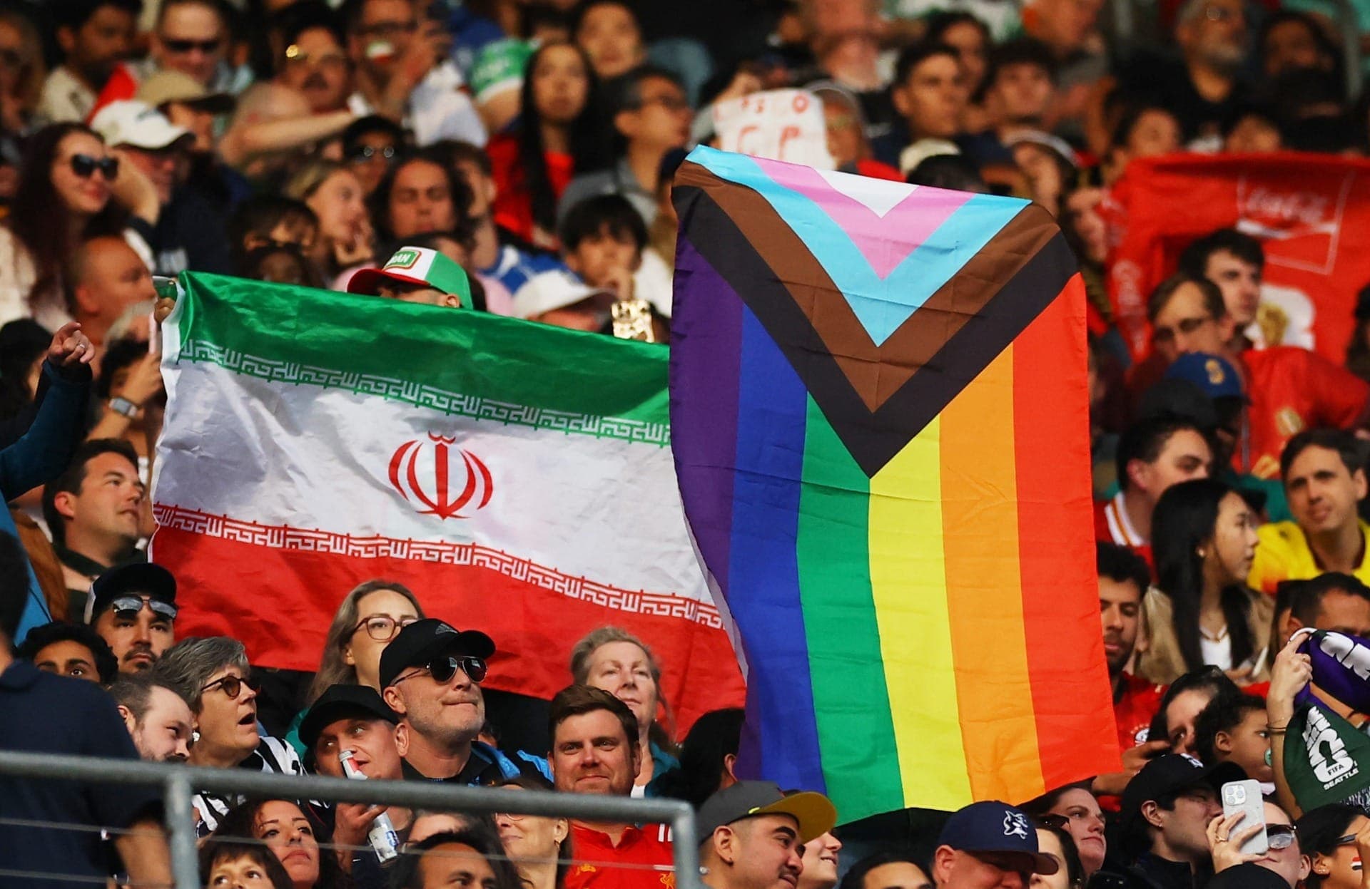 Irã x Egito tem bandeiras LGBT+ após federações tentarem barrar ação