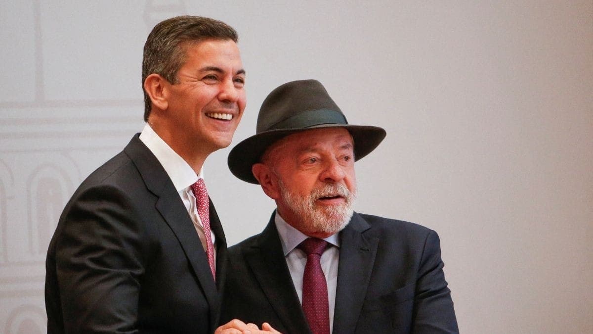 Lula chega à cúpula do Mercosul e parabeniza Paraguai por vaga na Copa