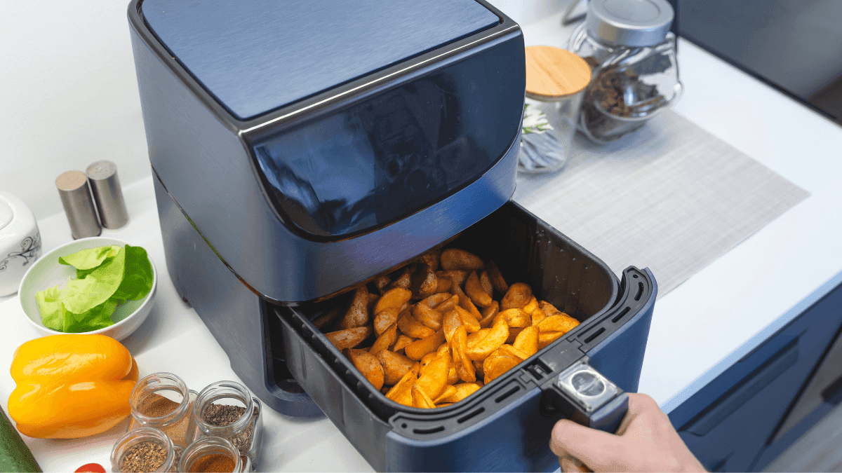 A comida não fica crocante na air fryer? Veja 6 erros comuns