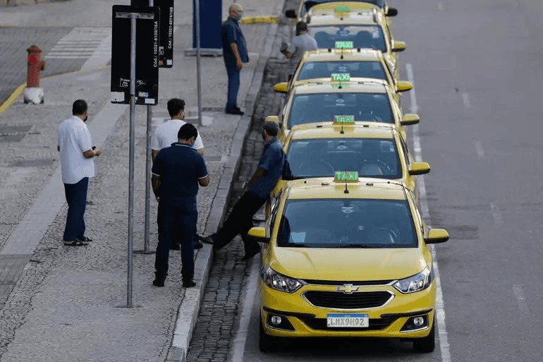 Prefeitura começa a entregar autonomias para taxistas auxiliares no Rio