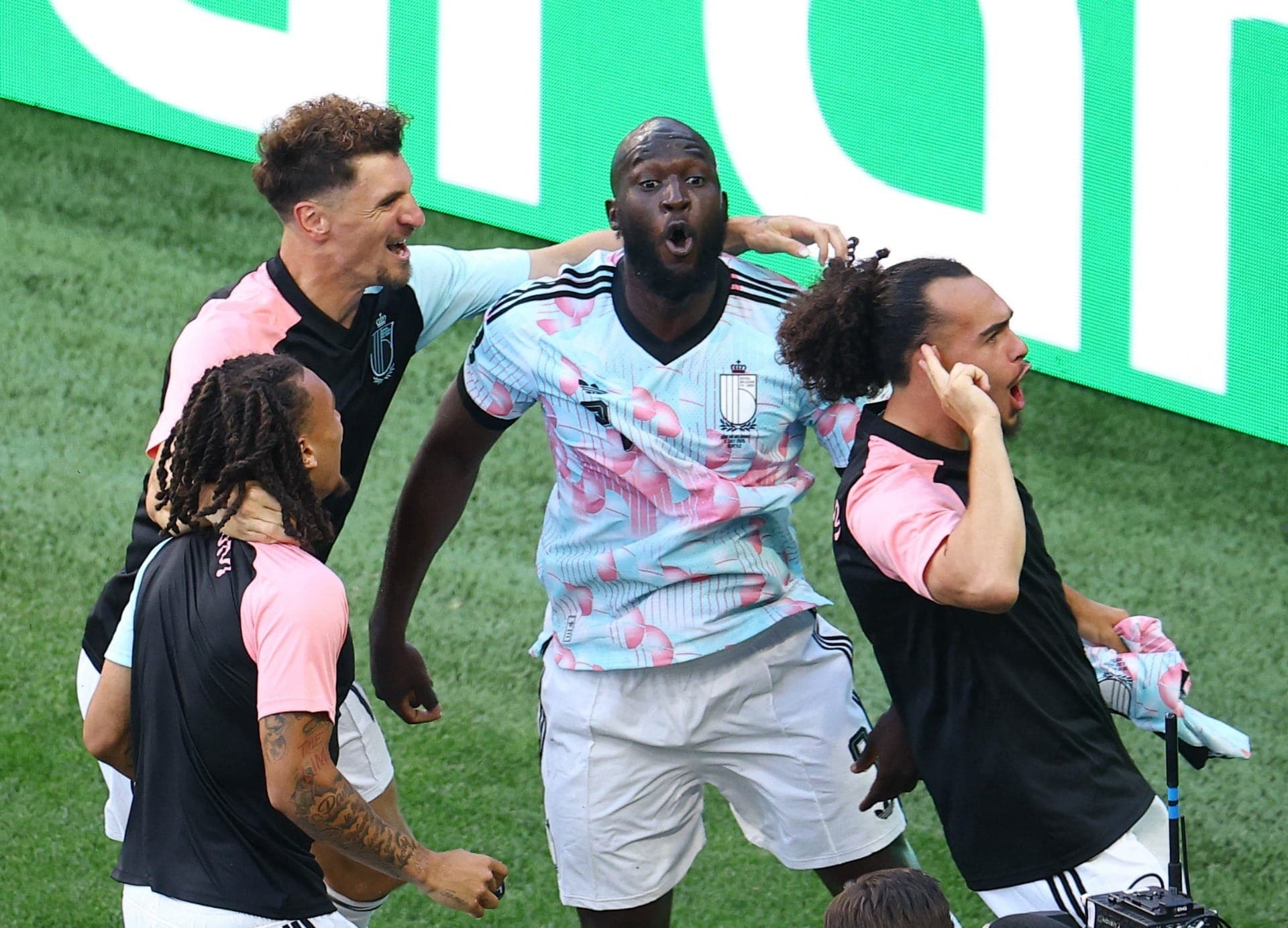 Jogadores da Bélgica fazem 'dancinha de Trump' no vestiário; assista
